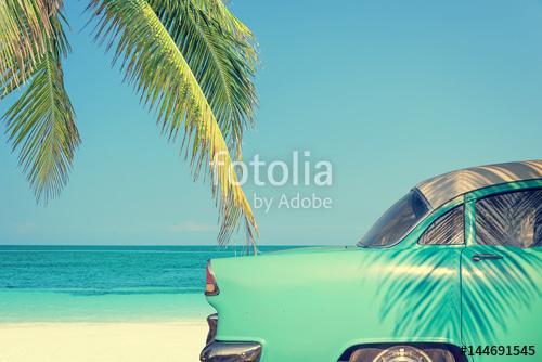 Klasszikus autó egy trópusi tengerparton, pálmafával, szüretelés, Premium Kollekció