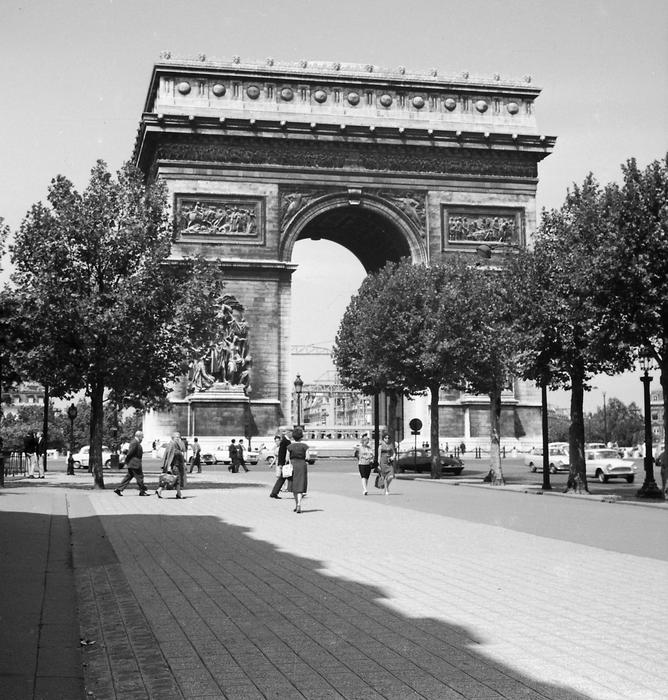 Párizs, a Diadalív a Champs-Élysées felől fényképezve (1966), 