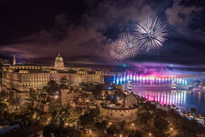 Tüzijáték Budapesten - a Budai-várral (7), Partner Kollekció