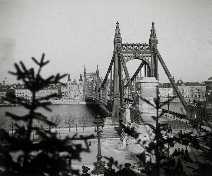 Erzsébet híd, szemben a pesti hídfőnél a Belvárosi templom (1904), 