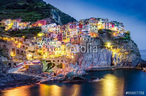 Scenic éjszakai kilátás a színes falu Manarola a Cinque Terre, Premium Kollekció