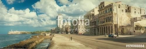 Old Havana with ancient  buildings and El Morro castle, Premium Kollekció