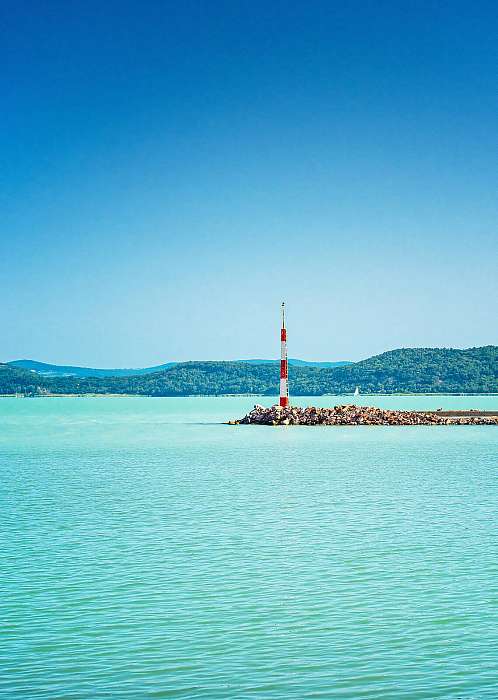 Világító jelzőtorony a Balatonon, 