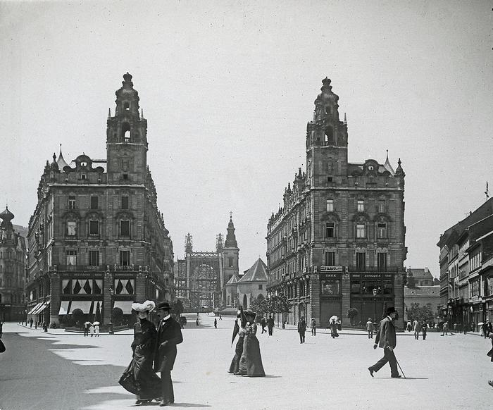 Ferenciek tere (Kígyó tér)-Klotild paloták,háttérben az épülő Erzsébet híd (1902), 