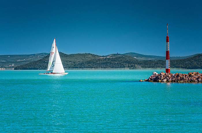 Kihajózó vitorlás a Balatonon, 