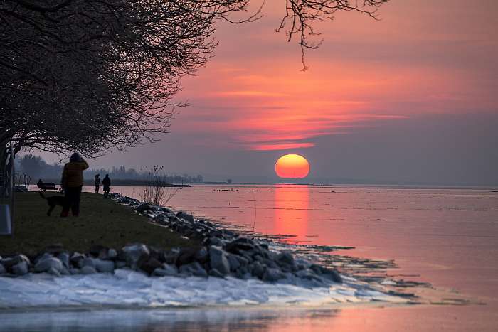 Téli naplemente a Balaton partján., 