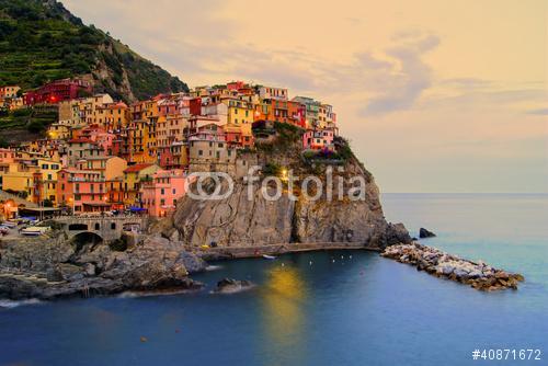 Manarola, Olaszország a Cinque Terre partján naplementekor, Premium Kollekció