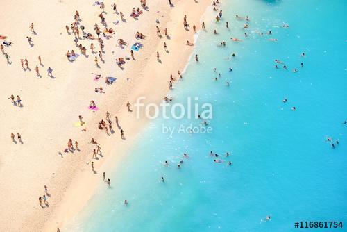 Turisták Zakynthos strandján. (légi felvétel), Premium Kollekció