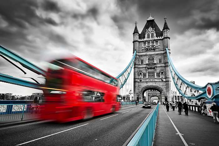 Vörös busz a Tower Bridge-en Londonban, az Egyesült Királyságban, Premium Kollekció