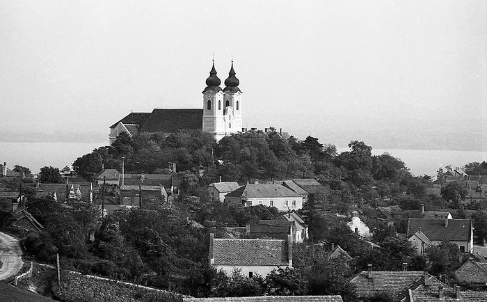 Tihany, kilátás az Attila-dombról a Bencés Apátság felé nézve (1970), 