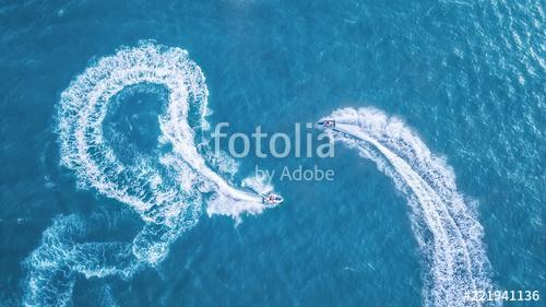 Scooters at the sea surface. Aerial view of luxury floating boat on transparent turquoise water at sunny day. Summer seascape fr, Premium Kollekció