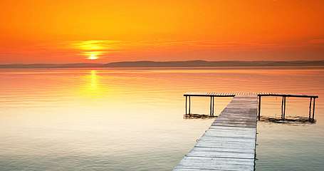 Móló naplementében a Balatonnál, 