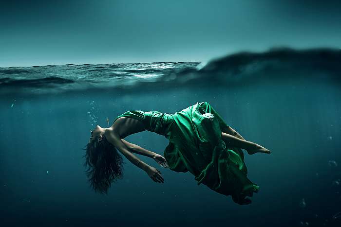 Woman floating underwater, Premium Kollekció