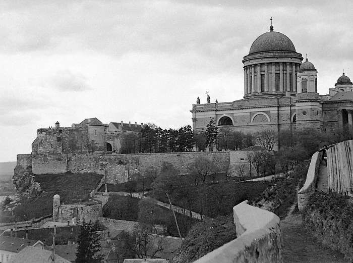 Esztergom a Várhegy látképe a Szent Tamás-hegyről (1932), 