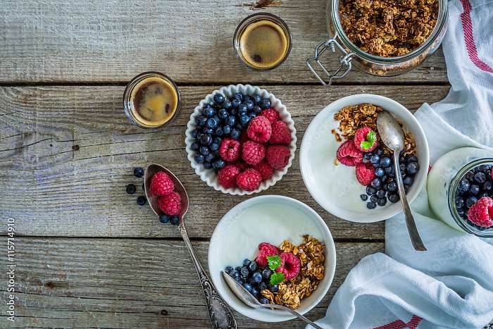 Görög joghurt reggeli műzlivel áfonyával  és erdei gyümölcsökkel, Partner Kollekció