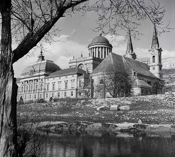 Esztergom Bazilika, Prímási palota és a Loyolai Szent Ignác templom(1955), 