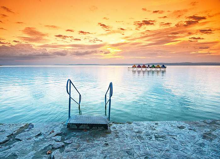 Strand a Balatonparton, naplementében, 