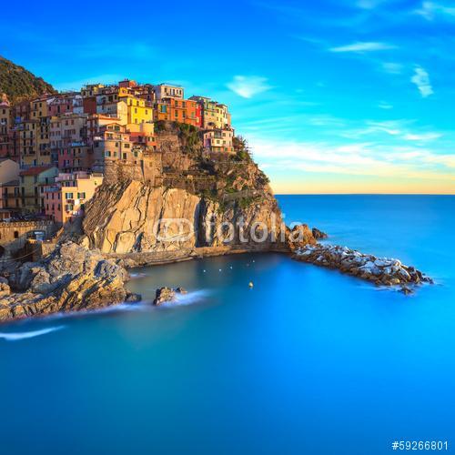 Manarola falu, sziklák és a tenger napnyugtakor. Cinque Terre, O, Premium Kollekció